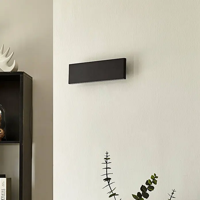 Lindby LED Wandleuchte innen in schwarz, up down Wandlampe -  - Schwarz rechteckige Wandleuchte an heller Wand montiert.