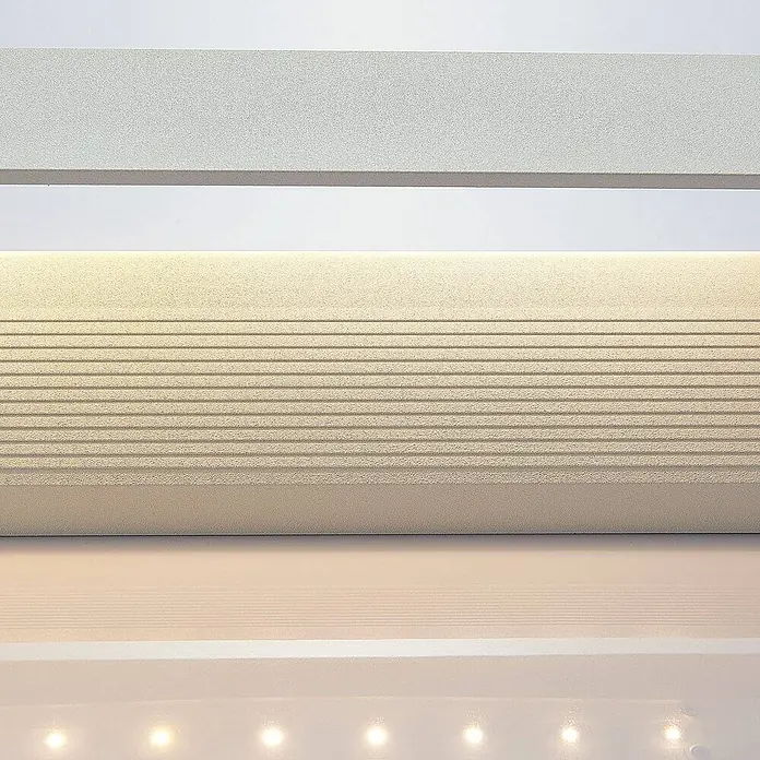 Lindby Wandleuchte Lonisa - weiß / opal, weiß / opal - Hellgraue und beige strukturierte Akustikpaneele mit integrierter Linear- und Spotbeleuchtung.