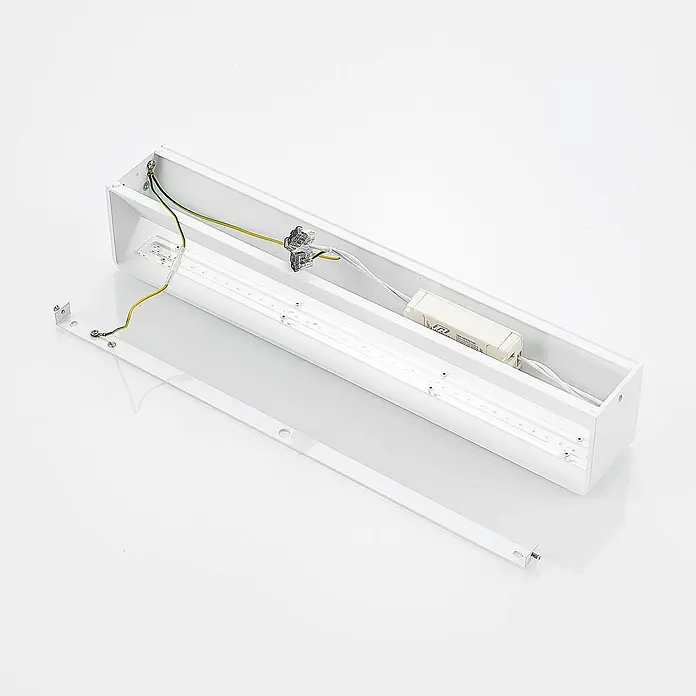 Arcchio LED Wandleuchte innen in weiß, Wandlampe -  - Weiße lineare LED-Leuchte, teilweise geöffnet, zeigt interne LED-Streifen, Verkabelung und Netzteil, mit abgenommener Metallabdeckung.