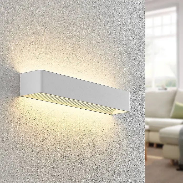 Arcchio LED Wandleuchte innen in weiß, Wandlampe -  - Weiße, rechteckige LED-Wandleuchte an einer strukturierten Wand, die warmes Licht nach oben und unten abgibt und den Raum beleuchtet.