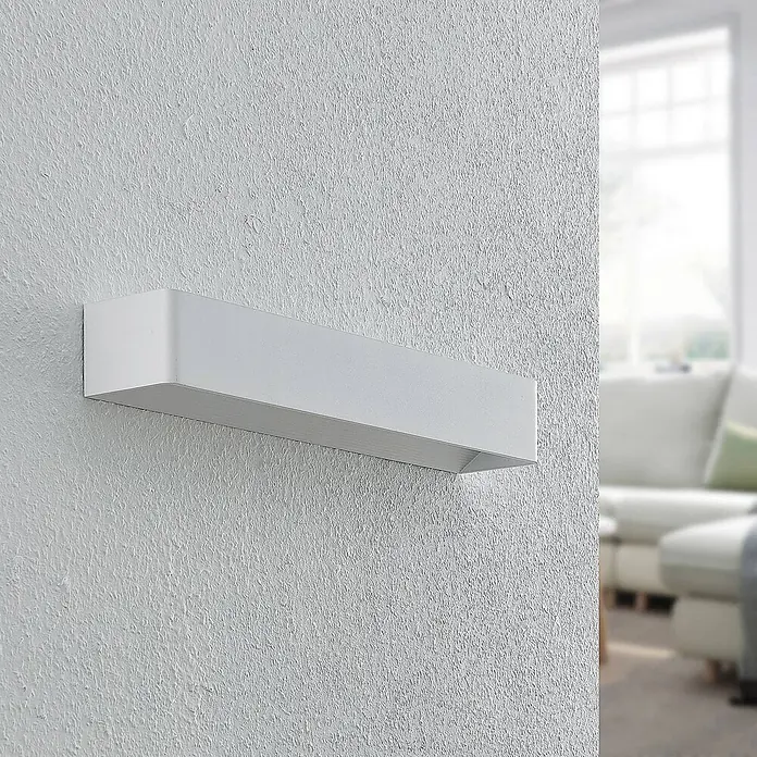 Arcchio LED Wandleuchte innen in weiß, Wandlampe -  - Weiße rechteckige Wandleuchte an einer strukturierten Wand in einem Wohnraum.