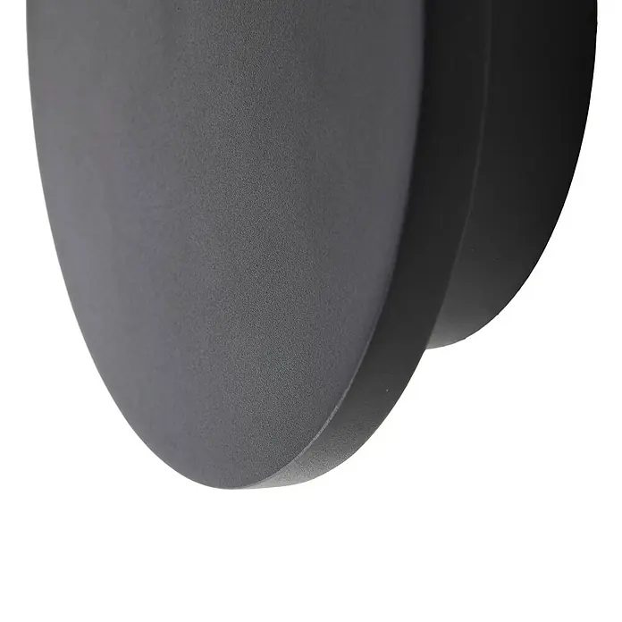 Lucande LED Wandleuchte innen in schwarz, Wandlampe -  - Nahaufnahme einer dunkelgrauen, texturierten, runden Wandleuchte mit Schichtdesign.