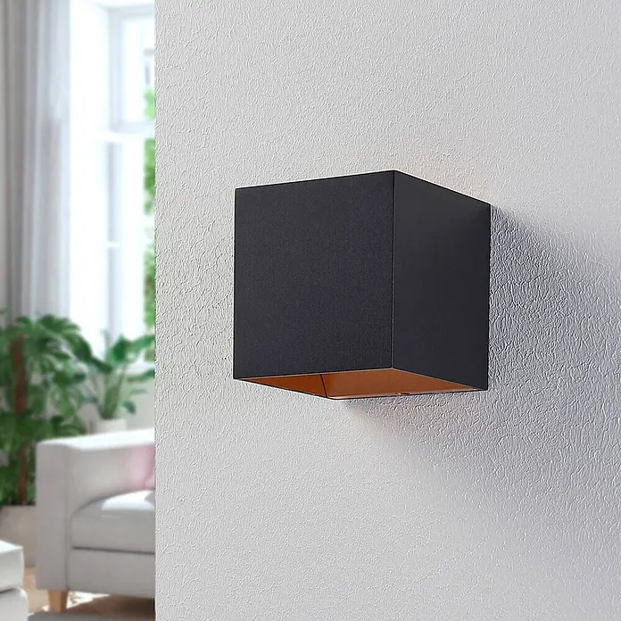 Arcchio LED Wandleuchte innen in schwarz, orange, Wandlampe -  - Schwarze quadratische Wandleuchte mit Kupfer-Innenseite an einer strukturierten Wand.