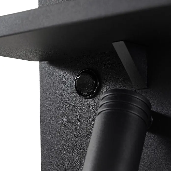 Lindby Wandleuchte Auden - schwarz, schwarz - Detail einer schwarzen strukturierten Metalleinheit mit versenkter Steuertaste und geripptem Schlauch.