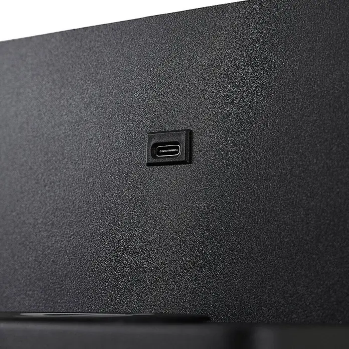 Lindby Wandleuchte Auden - schwarz, schwarz - Nahaufnahme eines schwarzen USB-C-Anschlusses in einer dunklen, strukturierten Platte.