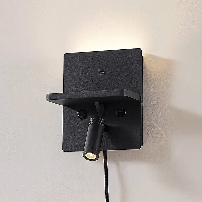 Lindby Wandleuchte Auden - schwarz, schwarz - Schwarze Wandleuchte mit integriertem Regal, verstellbarem Spotlicht und USB-Ladeanschluss für vielseitigen Einsatz.