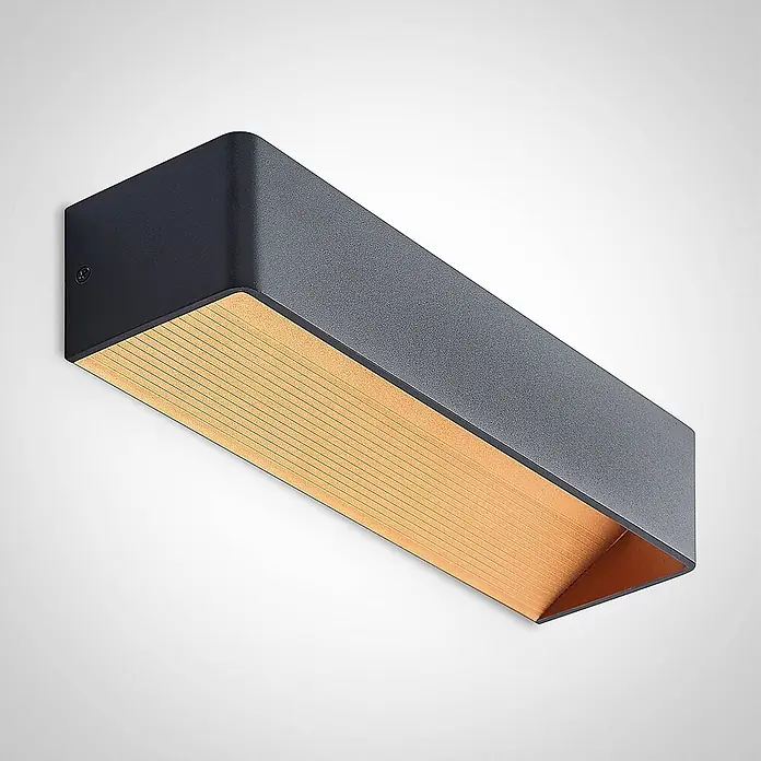 Arcchio LED Wandleuchte innen in schwarz, gold, Wandlampe -  - Dunkelgraue rechteckige Wandleuchte mit strukturierter Oberfläche und goldener Innenseite mit horizontalen Linien.