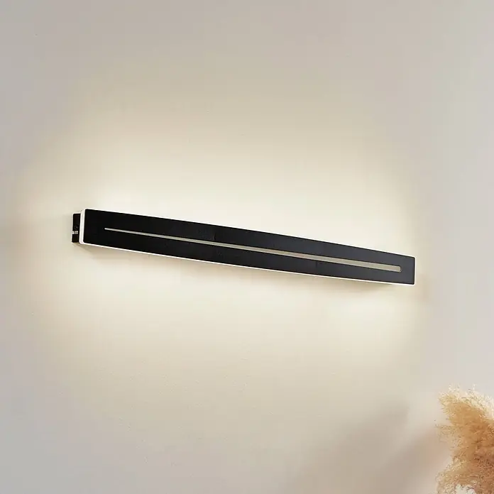 Lindby Wandleuchte Benario - schwarz - Schwarze, lineare Wandleuchte mit beleuchtetem Mittelstreifen, strahlt weiches Auf- und Ablicht ab.