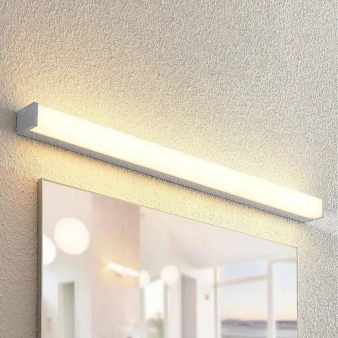Lindby LED Wandleuchte innen in weiß, chrom, Wandlampe -  - Horizontale LED-Spiegelleuchte in Silber, über einem Spiegel montiert, spendet warmes Licht an die Wand.