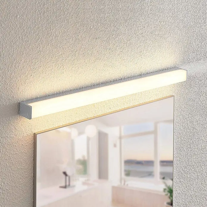 Lindby LED Wandleuchte innen in weiß, chrom, Wandlampe -  - Lineare LED-Spiegelleuchte in Silber, über einem Spiegel montiert.