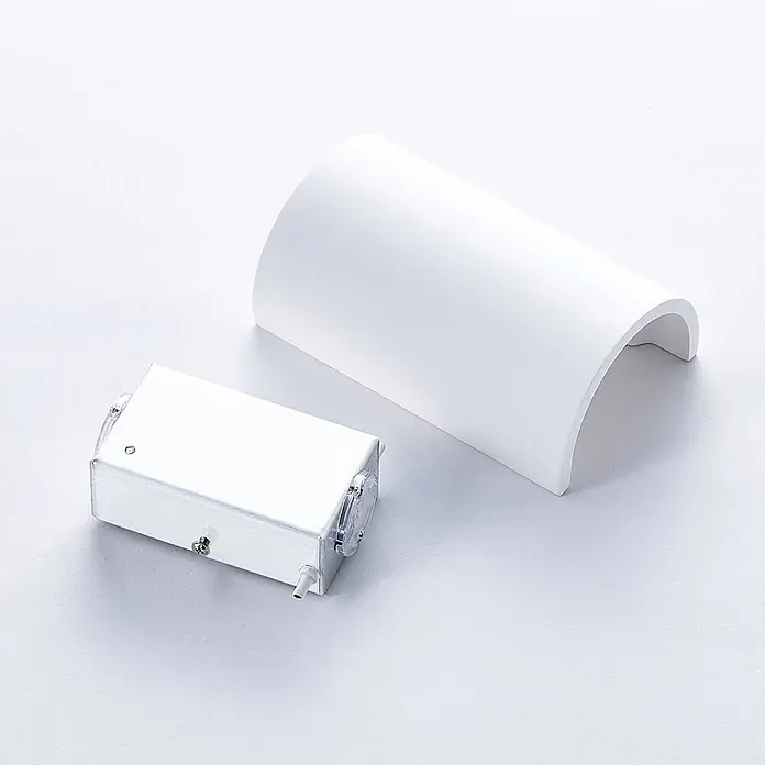 Lindby LED Wandleuchte innen in weiß, Wandlampe -  - Ein silbernes rechteckiges Elektronikgerät mit transparenten Endkappen und einer separaten mattweißen gebogenen Abdeckung.