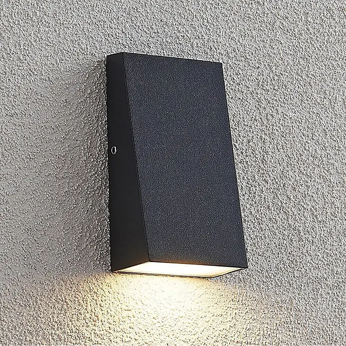 Lucande LED Wandleuchte aussen in dunkelgrau, Aussenlampe Wand -  - Schwarze, rechteckige Außenwandleuchte mit strukturierter Oberfläche, an Putzwand montiert, strahlt warmweißes Licht nach unten ab.