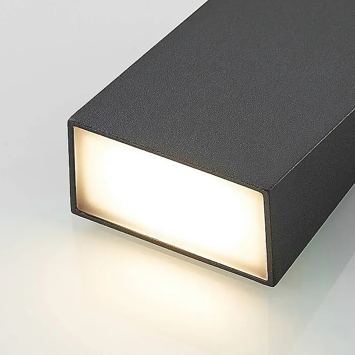 Lucande LED Wandleuchte aussen in dunkelgrau, Aussenlampe Wand -  - Dunkelgraue, strukturierte, rechteckige Leuchte, die warmweißes Licht abstrahlt.