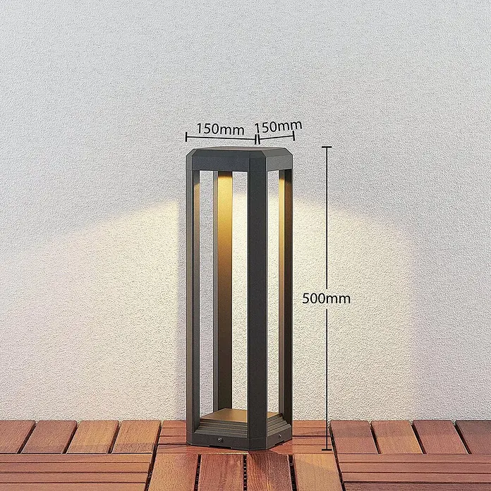 Lucande LED Wegeleuchte Sockelleuchte 50 cm, Gartenlampe, Außenlampe -  - Dunkelgraue quadratische Außenleuchte, 150x150x500mm, wirft warmes Licht auf Holzterrasse.
