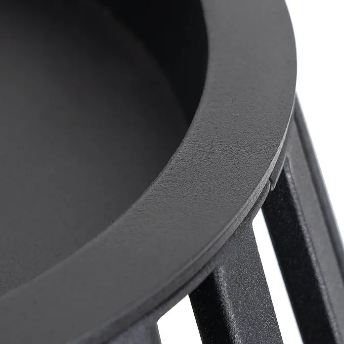Lucande Außenstehleuchte Marrin -  - Nahaufnahme eines schwarzen, strukturierten Metallrands und Sockels, möglicherweise von einer Feuerschale oder einem Schwerlastständer.