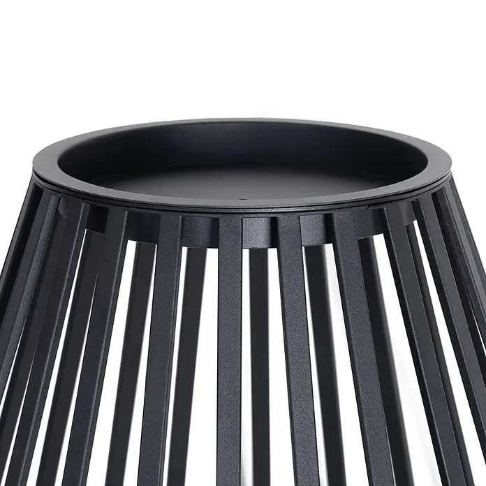 Lucande Stehlampe Outdoor in schwarz, weiß, Stehleuchte Garten -  - Schwarzes Lamellen-Design aus Metall, wahrscheinlich eine Laterne oder ein Pflanzgefäß, mit flacher runder Oberseite.