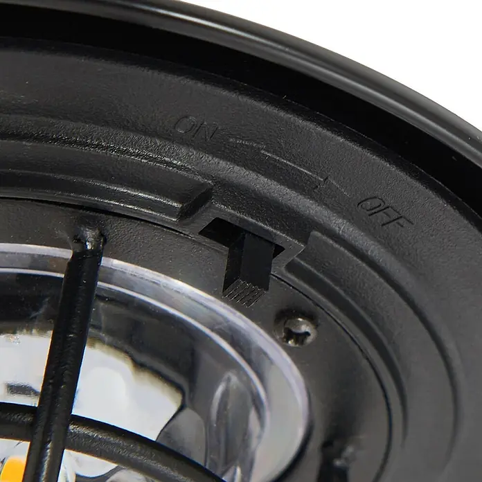 Lindby LED Hängelampe außen in schwarz, dimmbar Pendelleuchte aussen -  - Nahaufnahme eines schwarzen EIN/AUS-Kippschalters an einem Gerät, mittig positioniert, neben einer klaren Lichtlinse.
