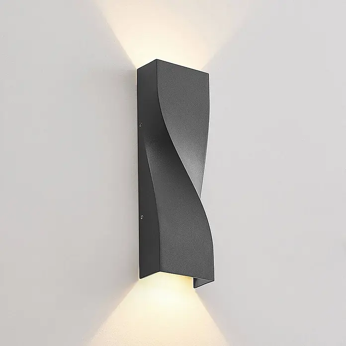 Lucande LED Wandleuchte aussen in anthrazit, Aussenlampe Wand -  - Moderne dunkelgraue LED-Wandleuchte mit verdrehtem Design, die nach oben und unten leuchtet.
