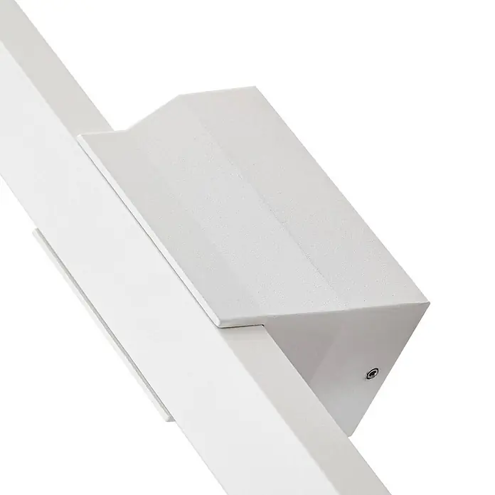Lindby LED Wandleuchte aussen in weiß, Aussenlampe Wand -  - Weiße, strukturierte Leuchte an einer weißen Schiene befestigt.