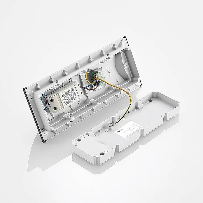 Lindby LED Wandleuchte aussen in anthrazit, weiß, Aussenlampe Wand -  - Offene weiße Elektroarmatur mit Innenverkabelung, Transformator und Anschlussklemmen.