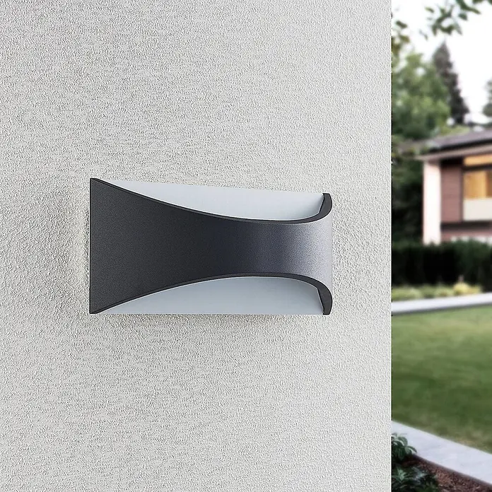 Lindby LED Wandleuchte aussen in anthrazit, weiß, Aussenlampe Wand -  - Moderne anthrazitfarbene Außenwandleuchte mit Up/Down-Beleuchtung an einer strukturierten weißen Außenwand.