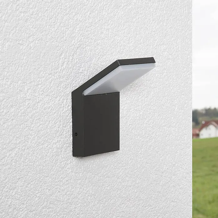 Lucande LED Wandleuchte aussen in anthrazit, weiß, Aussenlampe Wand -  - Moderne dunkelgraue Außenwandleuchte mit angewinkeltem weißem Diffusor, an strukturierter Wand montiert.