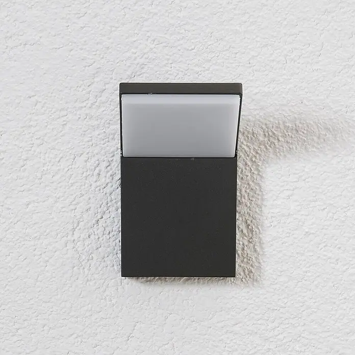 Lucande LED Wandleuchte aussen in anthrazit, weiß, Aussenlampe Wand -  - Dunkelgraue rechteckige Außenwandleuchte mit weißem transluzentem oberen Diffusor.