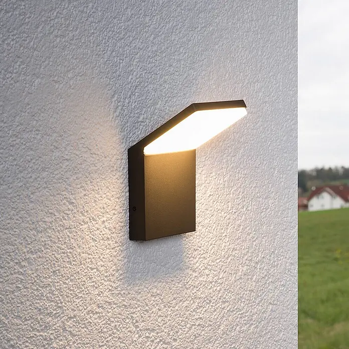 Lucande LED Wandleuchte aussen in anthrazit, weiß, Aussenlampe Wand -  - Schwarze LED-Außenwandleuchte mit warmweißem Licht an einer strukturierten Wand.