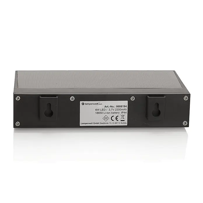 Lindby Außenwandleuchte Maresia - alu / grau / zink, IP44 - Schwarze, rechteckige Solar-LED-Leuchte, Rückansicht mit Befestigungslöchern und Produktetikett.