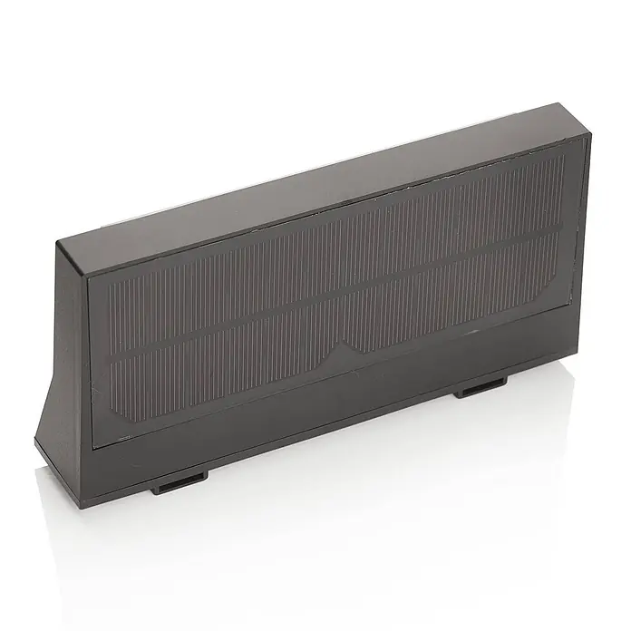 Lindby Außenwandleuchte Maresia - alu / grau / zink, IP44 - Schwarzes rechteckiges Gerät mit einer strukturierten, gestreiften Solarfläche auf der Vorderseite.