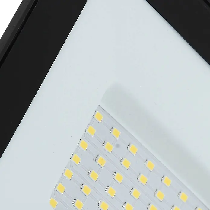 PRIOS LED Wandleuchte innen in schwarz, mit Bewegungsmelder, Wandstrahler -  - Nahaufnahme eines weißen LED-Panels mit zahlreichen kleinen, gelb-weißen LED-Chips in Gitteranordnung, umgeben von einem schwarzen Rahmen.