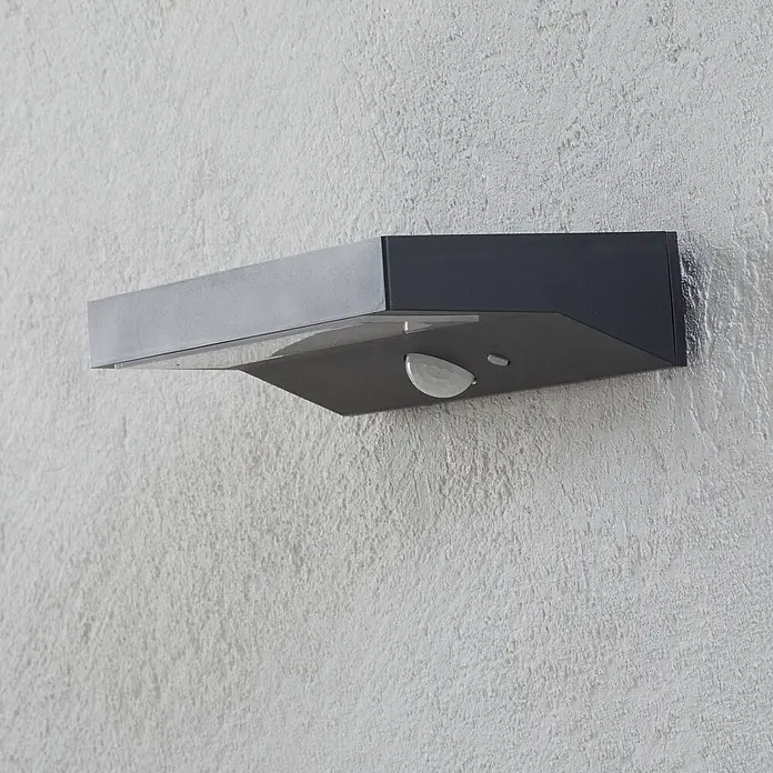 Lindby Außenwandleuchte Maresia - alu / grau / zink, IP44 - Dunkelgraue und silberne Außenwandleuchte mit Bewegungssensor.