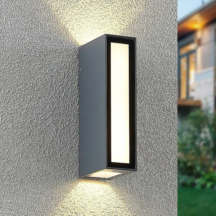 PRIOS LED Wandleuchte aussen in dunkelgrau, Aussenlampe Wand -  - Moderne dunkelgraue rechteckige Außenwandleuchte mit Licht nach oben, unten und einem mittleren Streifen an einer strukturierten Wand.