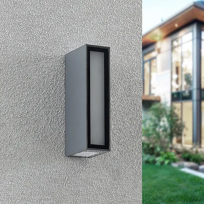 PRIOS LED Wandleuchte aussen in dunkelgrau, Aussenlampe Wand -  - Moderne graue rechteckige Außenwandleuchte, an einer strukturierten Wand montiert, spendet Licht nach unten in einem modernen Wohnambiente.