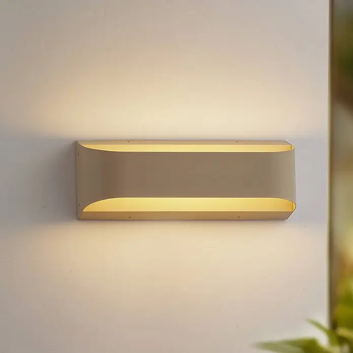 Lindby LED Wandleuchte aussen in beige, up down Aussenlampe Wand -  - Rechteckige, geschwungene Wandleuchte in Hellbeige, die warmes Licht nach oben und unten an die Wand wirft.