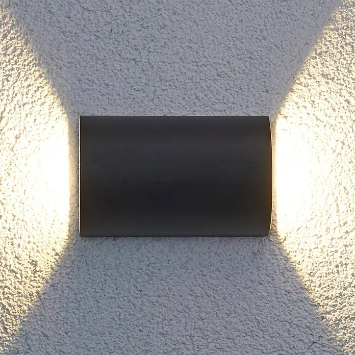 Lucande LED Wandleuchte aussen in anthrazit, transparent, Aussenlampe Wand -  - Dunkelgraue rechteckige Außenwandleuchte strahlt warmes Licht nach oben und unten an strukturierter Wand.