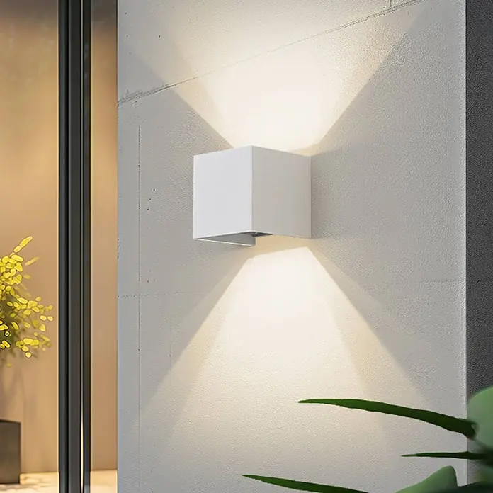 Lindby LED Wandleuchte aussen Smart Home in weiß, dimmbar Aussenlampe Wand -  - Weiße, würfelförmige Außenwandleuchte, die warmes Licht nach oben und unten abstrahlt.