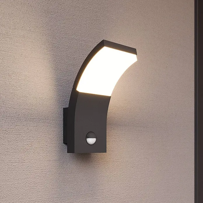 Lucande LED Wandleuchte aussen in graphit, weiß, mit Bewegungsmelder, -  - Anthrazitfarbene LED-Wandleuchte mit Bogenform und integriertem Bewegungsmelder, leuchtet warm.