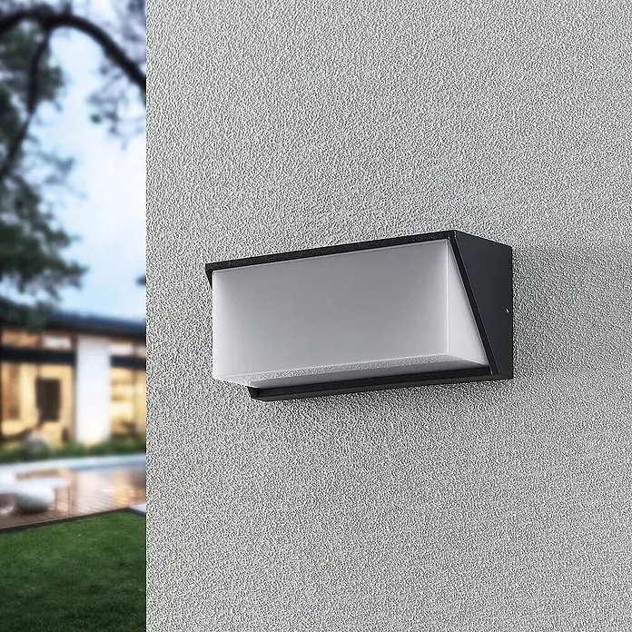 Lindby LED Wandleuchte aussen in anthrazit, weiß, Aussenlampe Wand -  - Rechteckige dunkelgraue Außenwandleuchte mit mattierter weißer Abdeckung an einer strukturierten Wand zur Beleuchtung eines Außenbereichs.