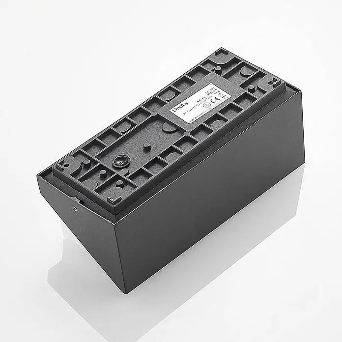 Lindby LED Wandleuchte aussen in anthrazit, weiß, Aussenlampe Wand -  - Unterseite einer rechteckigen, dunkelgrauen Außenwandleuchte mit Etikett für Produktspezifikationen und Montagelöchern.