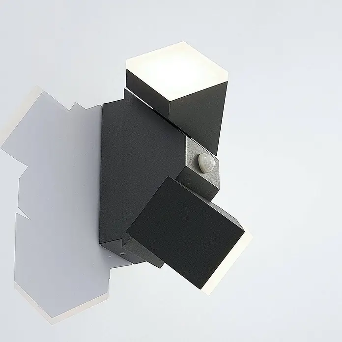 Lindby LED Wandleuchte aussen in anthrazit, weiß satiniert, mit -  - Anthrazitfarbene Außenwandleuchte mit geometrischem Design und integriertem Bewegungssensor, nach oben und unten leuchtend.