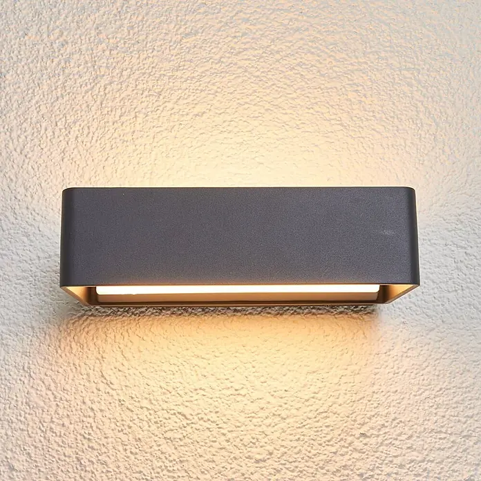 Lucande LED Wandleuchte aussen in anthrazit, weiß satiniert, Aussenlampe -  - Dunkelgraue Außenwandleuchte mit warmer Auf-Ab-Beleuchtung an einer strukturierten Wand.