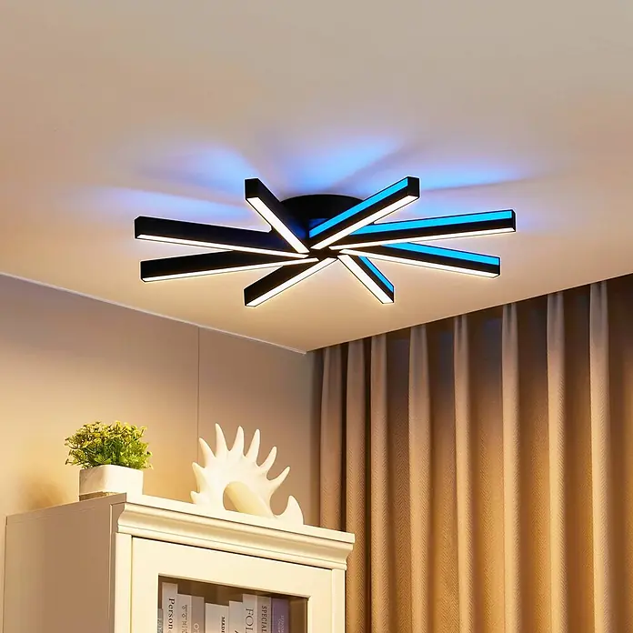 Lucande LED Deckenlampe dimmbar, RGB Backlight, Fernbedienung -  - Moderne schwarze Deckenleuchte mit sternförmigen Armen, strahlt weißes und blaues LED-Licht in einem Raum aus.