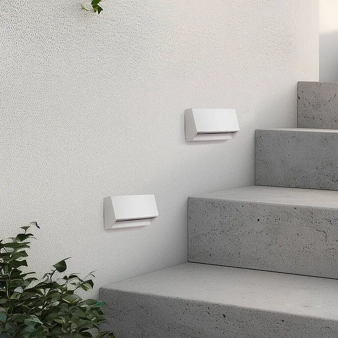 Lindby LED Wandleuchte aussen in weiß, Aussenlampe Wand -  - Zwei weiße rechteckige Wandleuchten beleuchten Betonstufen, montiert an einer strukturierten Wand.