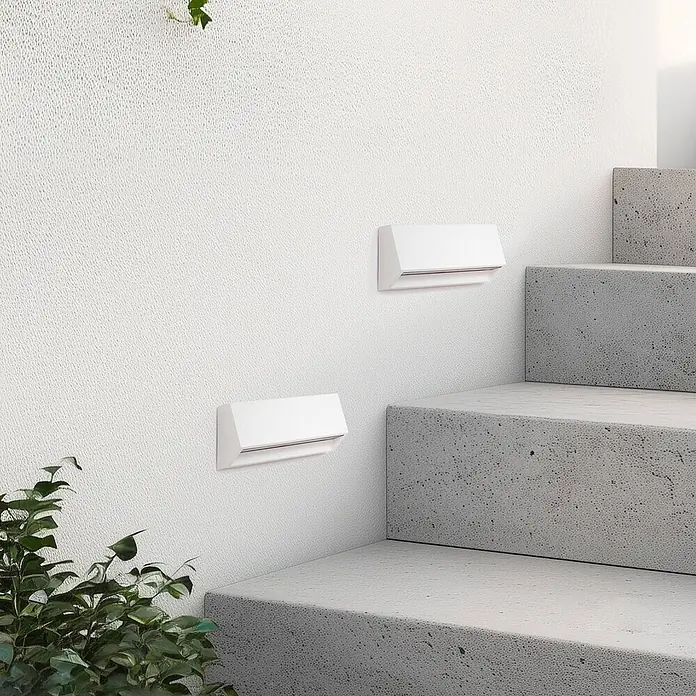 Lindby LED Wandleuchte aussen in weiß, Aussenlampe Wand -  - Zwei weiße Stufenleuchten an einer strukturierten Wand neben Betontreppen montiert.