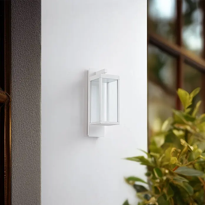 Lucande LED Wandleuchte aussen in weiß, up down Aussenlampe Wand -  - Weiße rechteckige Außenwandleuchte mit klaren Glaspaneelen, an einer Wand montiert.