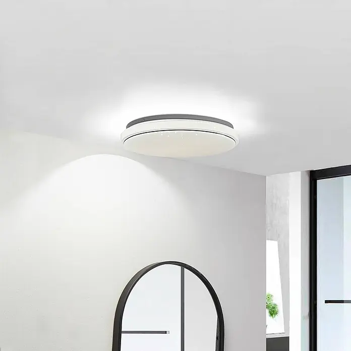 Lindby LED Deckenlampe in weiß, chrom, Deckenleuchte rund -  - Moderne runde Deckenleuchte mit weißen und dunkelgrauen Ringen, an einer Decke montiert und mit einem dezenten gesprenkelten Lichtmuster.