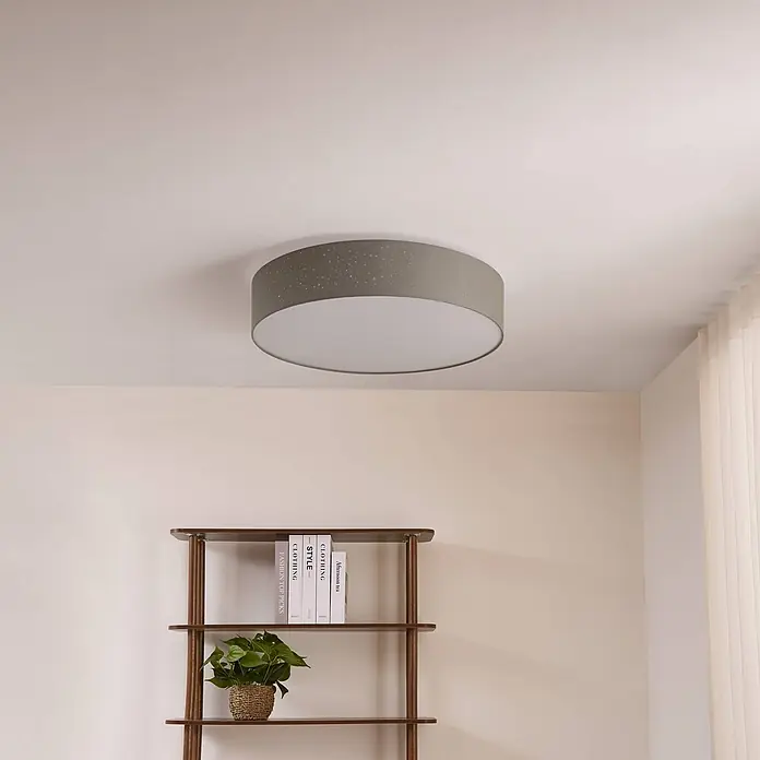 Lindby Deckenleuchte Ellamina - alu / grau / zink - Runde graue Stoff-Deckenleuchte mit weißem Sternenmuster, an einer hellen Decke montiert.