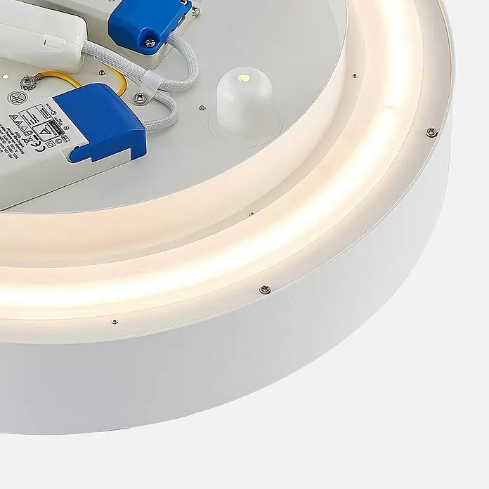 Arcchio LED Deckenlampe in weiß, Deckenleuchte rund -  - Nahaufnahme einer weißen, runden LED-Deckenleuchte mit internen Elektronikkomponenten und beleuchtetem Lichtring.