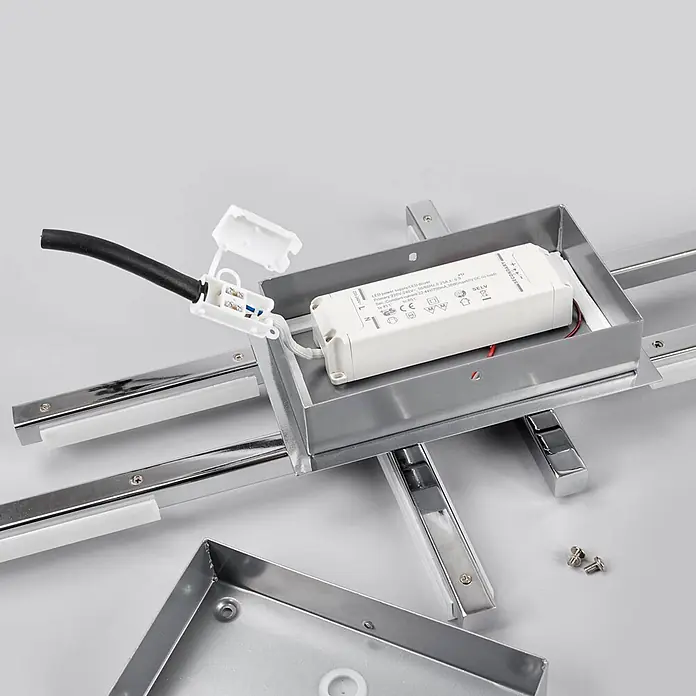 Lindby LED Deckenlampe in weiß, chrom, Deckenleuchte -  - Innenansicht einer LED-Leuchte mit weißem LED-Treiber, schwarzem Netzkabel in silbernem Metallgehäuse auf Chromschienen montiert.